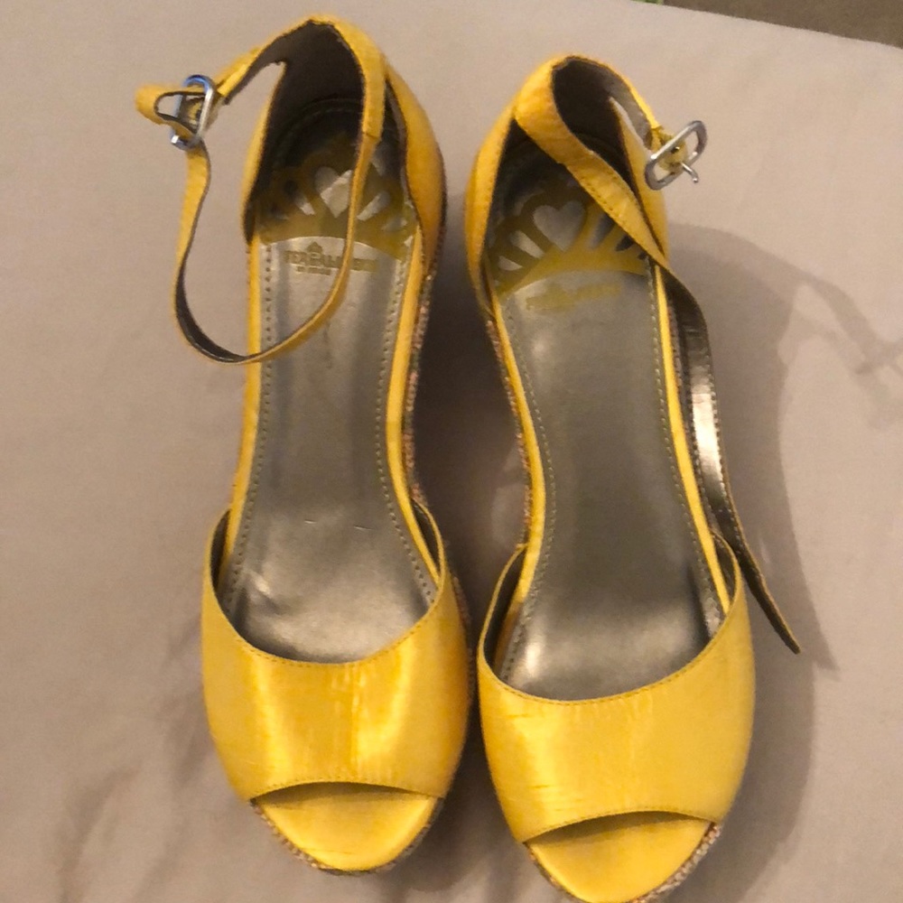 Yellow wedges